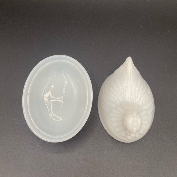 White hen on a nest- mini - Picture 4 of 7